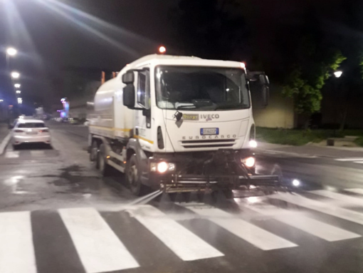 Lavaggio e igienizzazione delle strade: la scorsa notte è toccato alle circoscrizioni 3 e 4