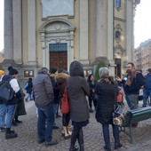 Persone che visitano una chiesa