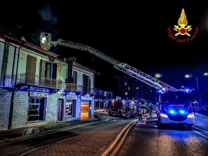 Rivoli: va a fuoco un'abitazione in corso Susa, pronto intervento dei pompieri