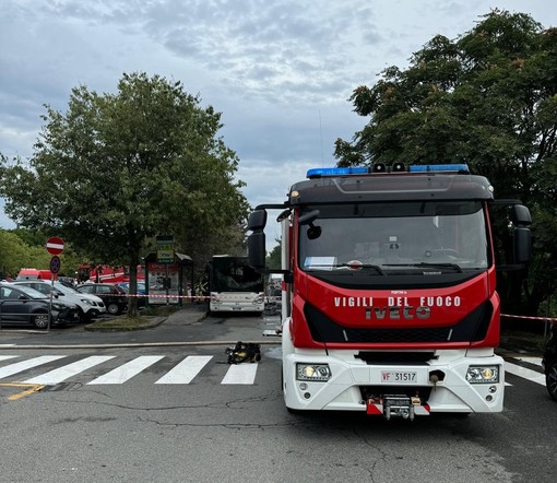 Autobus della linea 43 va a fuoco di fronte all'ospedale San Luigi