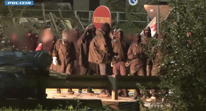 Val di Susa, 11 attivisti No Tav e del centro sociale Askatasuna identificati per gli scontri della scorsa notte [VIDEO]