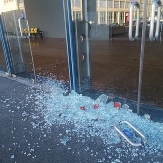 Vento forte e freddo: in frantumi una porta del Lingotto Fiere