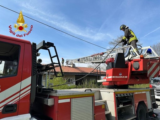 A fuoco il tetto di una casa in strada Revigliasco, intervento dei pompieri