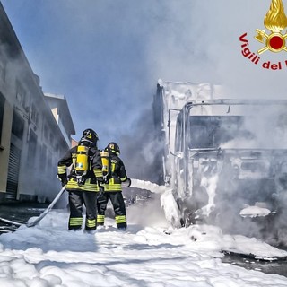 Camion va a fuoco in via Paolo Veronese, delicato intervento dei Vigili del fuoco