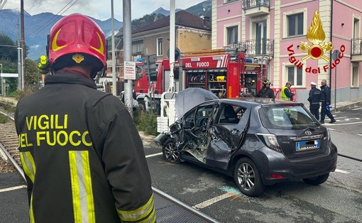 Borgone di Susa, scontro tra auto e treno: i Vigili del fuoco portano in salvo il conducente