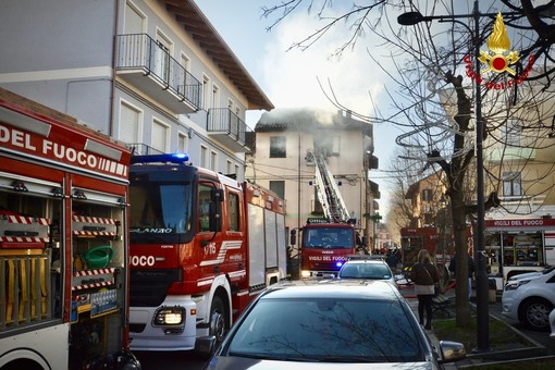 Un alloggio prende fuoco a Mathi, salvi per miracolo una donna e tre bambini