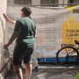 Volontari, commercianti e il Comune fanno squadra per ripulire via Po dalle scritte