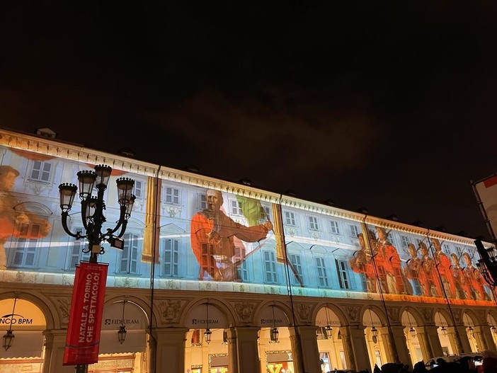 Garibaldi e le giubbe rosse accendono piazza San Carlo: Torino si illumina come Lione [FOTO E VIDEO]