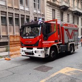 Allarme in via Pastrengo: forte odore di bruciato proveniente da un palazzo, intervengono i vigili del fuoco