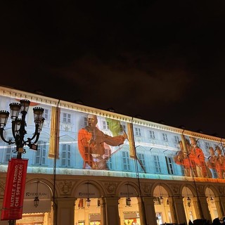 Garibaldi e le giubbe rosse accendono piazza San Carlo: Torino si illumina come Lione [FOTO E VIDEO]