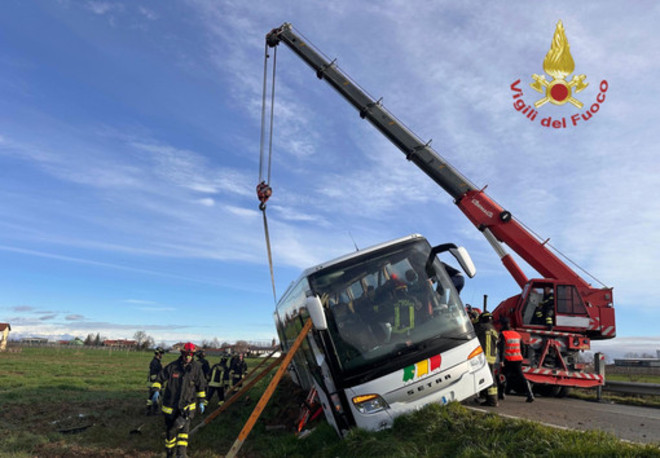 Paura a Villafalletto, bus con ragazzi delle superiori di Pinerolo in bilico sulla scarpata