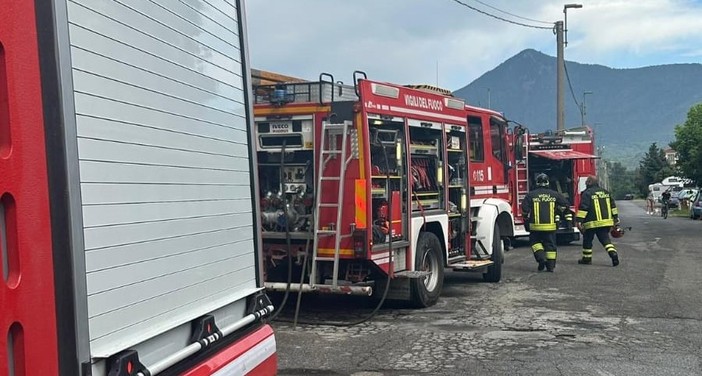 Fiamme sul tetto di una casa a Buttigliera Alta: intervengono i vigili del fuoco