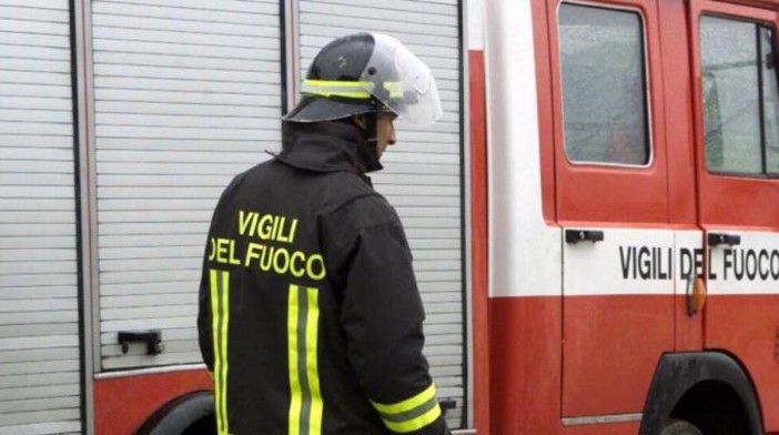 Un fumo arancione nel cielo di Torino: allarme per un incendio in un'azienda di smaltimento di rifiuti pericolosi