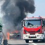 Paura sulla tangenziale Nord: veicolo in fiamme sulla carreggiata, disagi per la circolazione