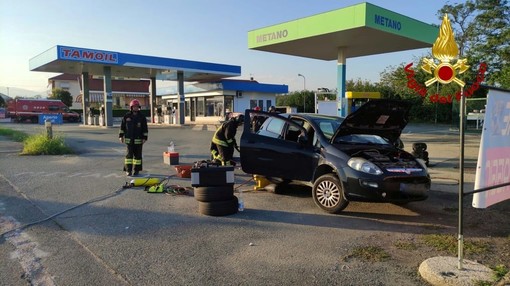 Auto perde metano, paura al distributore: i vigili del fuoco costretti a chiudere la strada