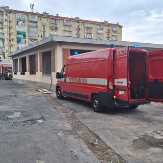 Va a fuoco un magazzino in corso Grosseto, pompieri in azione