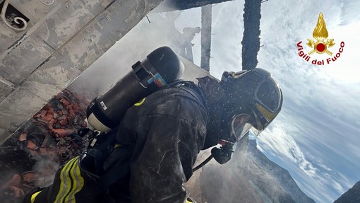 In fiamme il tetto di un'abitazione a Caprie; Vigili del fuoco in azione