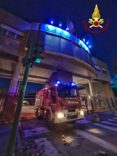 Infanzia, i vigili del fuoco ambasciatori Unicef illuminano di blu la Centrale di corso Regina Margherita