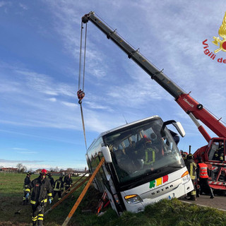 Paura a Villafalletto, bus con ragazzi delle superiori di Pinerolo in bilico sulla scarpata