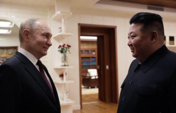 La 'seconda' Aurus, un pugnale e tazze da tè, i doni di Putin a Kim