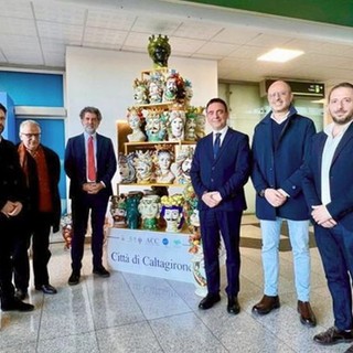 All’aeroporto di Catania un albero di Natale con decine di teste di moro