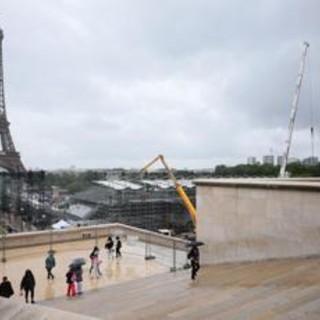 Bare sotto Torre Eiffel per i &quot;soldati francesi in Ucraina&quot;, sospetti 007 su Russia