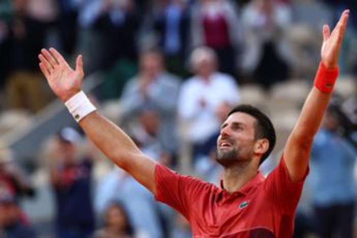 Roland Garros, Djokovic piega Cerundolo al 5° set e avanza ai quarti di finale