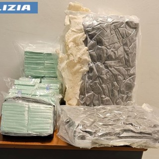 Pusher trovato con 11 Kg di droga in auto diretto a Pomezia, arrestato