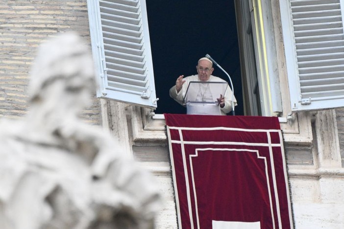 Papa “Non cessiamo di pregare per la pace”