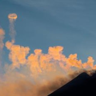 Etna, nube vulcanica da cratere alta 4,5 chilometri