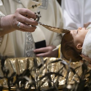 Papa Francesco battezza 21 bambini nella Cappella Sistina