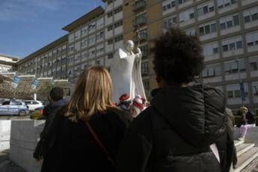 Papa Francesco ricoverato, i medici del Gemelli: &quot;Non è fuori pericolo, vuole che si dica la verità&quot;