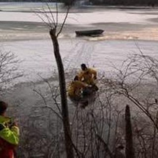 Cade nel lago ghiacciato per soccorrere il cane: salvati dai vigili del fuoco - Video