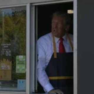 Donald Trump lavora da McDonalds: &quot;Mi pagano poco&quot; - Video