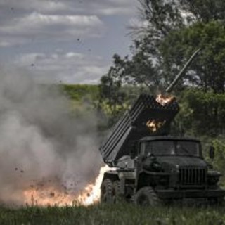 Ucraina, armi Ue contro Russia: fumata nera a Bruxelles, ogni paese deciderà