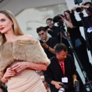 Venezia 81, Angelina Jolie si commuove per la standing ovation e cerca l'abbraccio di Favino - Video