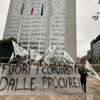 Milano, striscione giovani Lega davanti al Pirellone: &quot;Fuori i comunisti dalle Procure&quot;