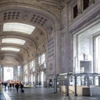 Milano, uomo armato in stazione Centrale: ricerche in corso