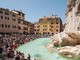 Roma, tenta di arrampicarsi su Fontana di Trevi: multa da 1.000 euro