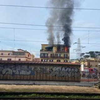 Roma, incendio in appartamento a Labaro: fiamme all'ultimo piano di una palazzina