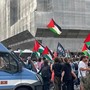 Manifestanti pro Palestina: &quot;Oggi a Milano muore un teatro, boicottiamo il Parenti&quot;