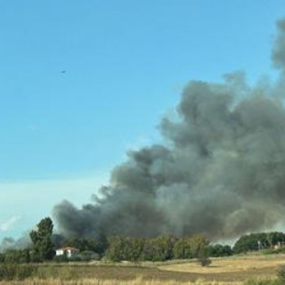 Roma, vasto incendio a Maccarese: in azione vigili fuoco ed elicottero