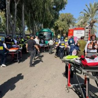 Israele, camion su persone a fermata autobus vicino Tel Aviv: decine di feriti