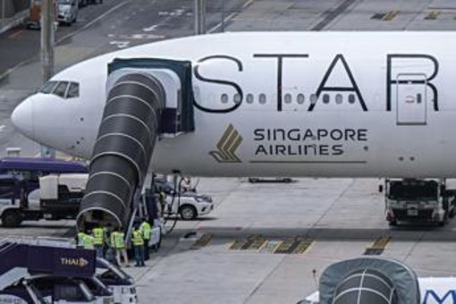 Turbolenza su volo Londra-Singapore, 20 passeggeri ancora ricoverati in terapia intensiva