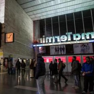 Roma, salgono su treno e lasciano in stazione figlia di 3 anni