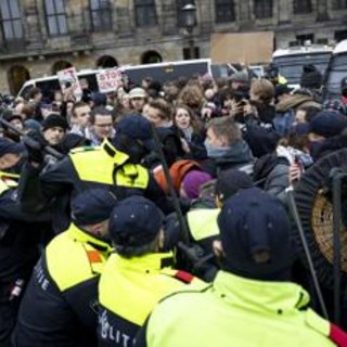 Amsterdam, scontri con la polizia al corteo pro-Palestina: almeno 100 arresti