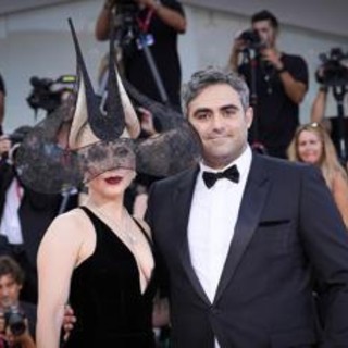 Venezia 81, Lady Gaga e il gesto verso il futuro marito che commuove i fan - Video