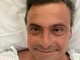 Carlo Calenda operato, selfie dal letto d'ospedale: &quot;Affettato, ma tutto bene&quot;