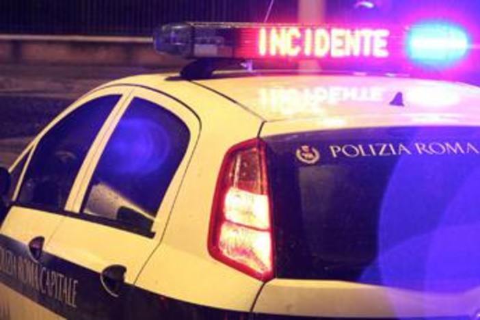Roma, auto travolge tavolini ristorante Trastevere: ferita 12enne