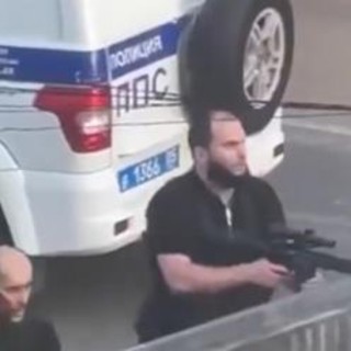 Attacco in Daghestan, uccisi 15 poliziotti e un prete: morti 6 attentatori